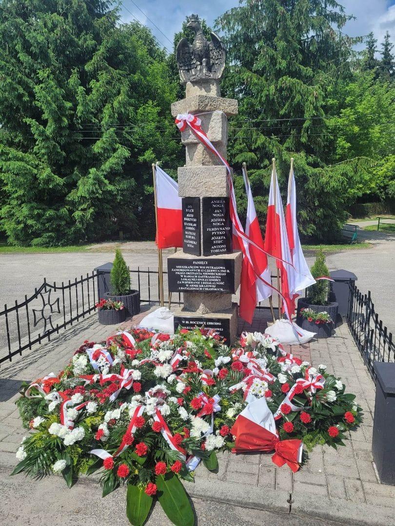 Uroczystości patriotyczno – religijne pod pomnikiem pomordowanych w Pstrągowej